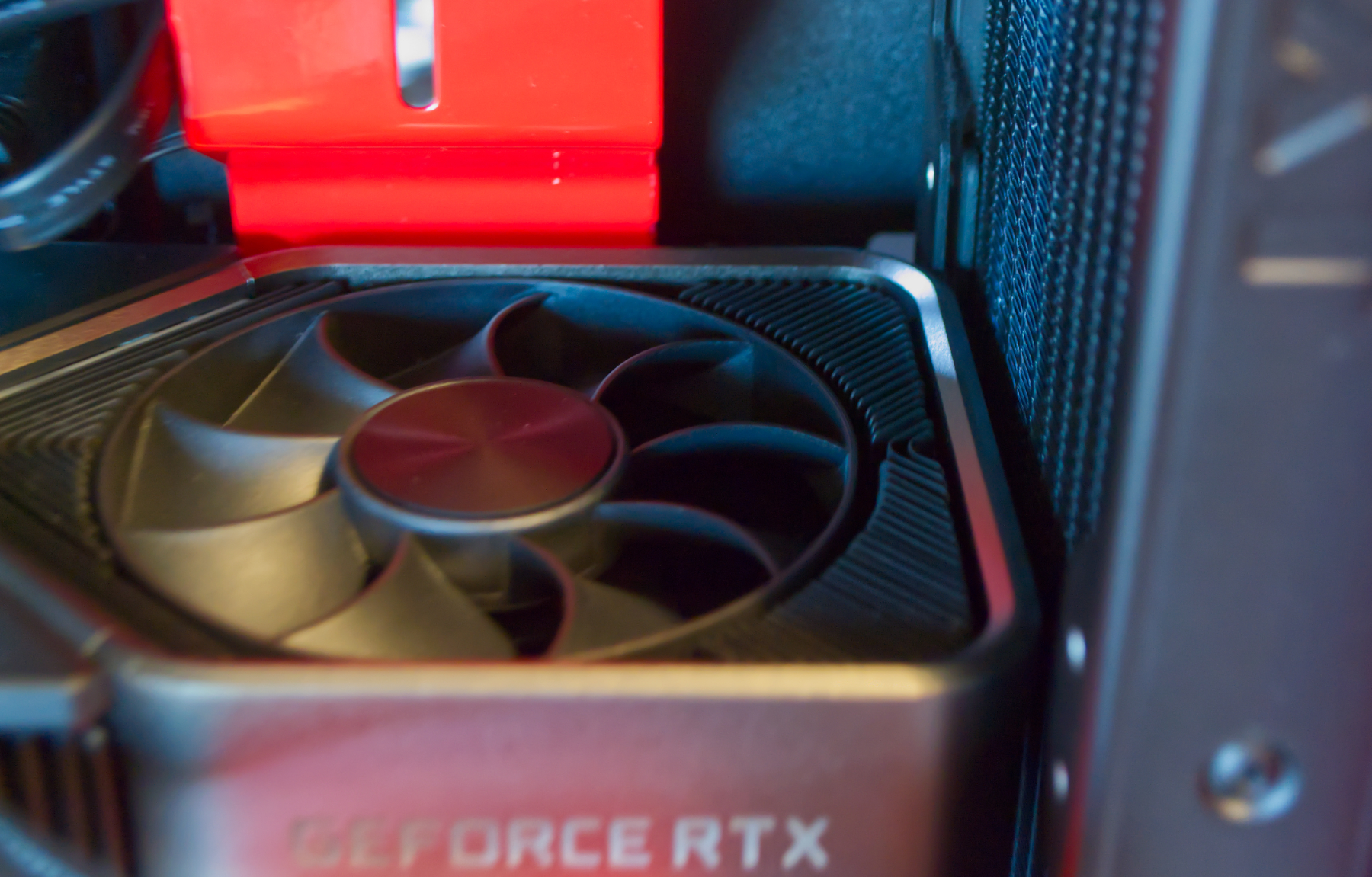 GeForce RTX card touching the AIO radiator
